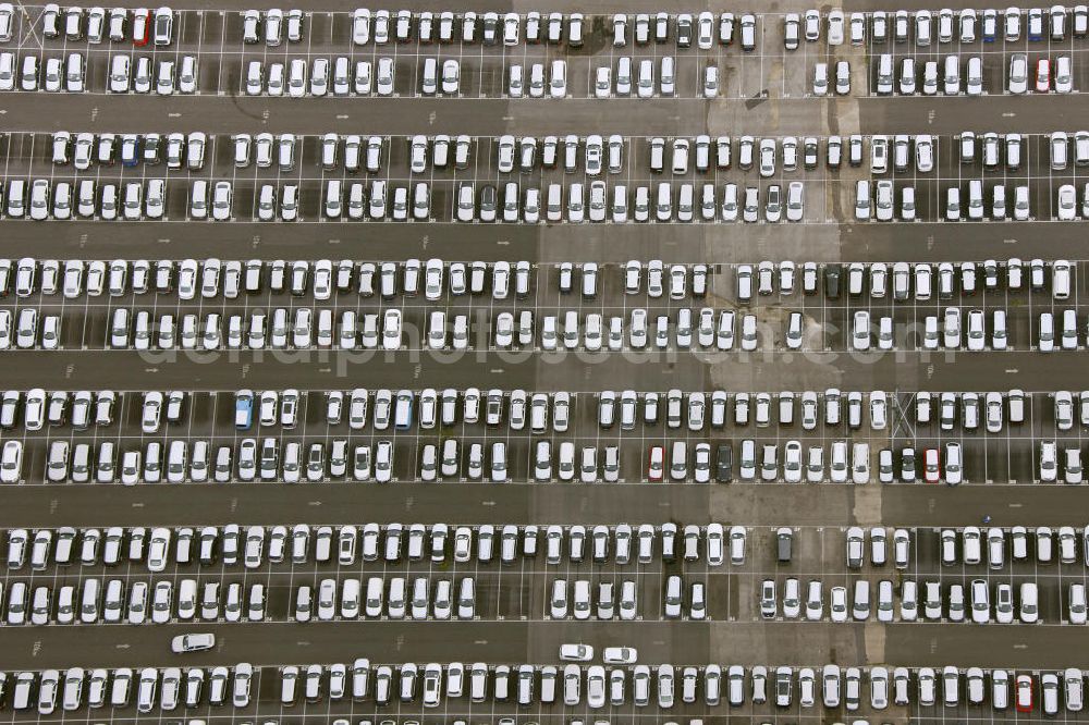 Essen from above - Autohalde vom Automobilverteilerzentrum der Helf Automobil-Logistik GmbH an der Stauderstraße in Essen-Altenessen, Nordrhein-Westfalen NRW. Automotive distribution centre of the logistics company HELF at the street Stauderstrasse in Essen, North Rhine-Westphalia.