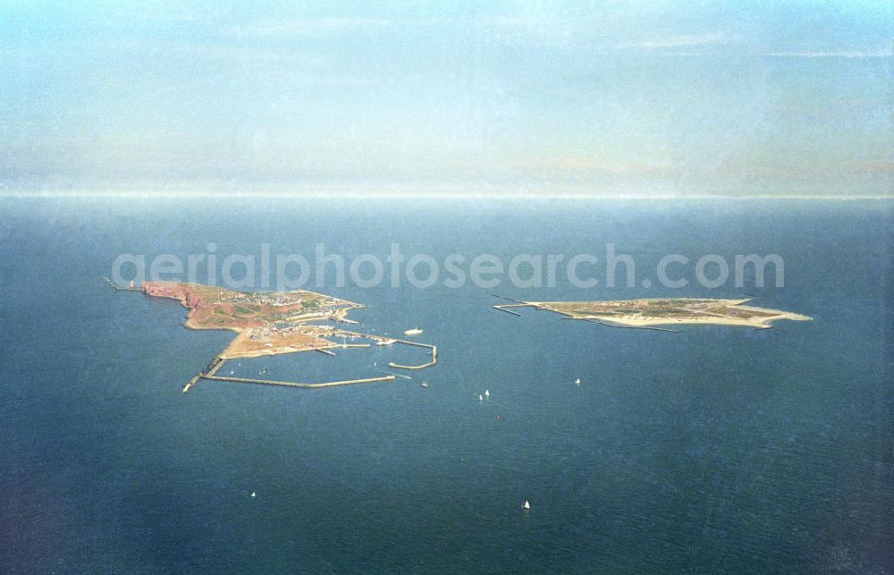 Helgoland from above - Blick auf die nördlichste Insel Deutschlands. Sie ist zwar Teil des deutschen Wirtschaftsgebiets, gehört aber weder zum Zollgebiet der Europäischen Union noch zum deutschen Steuergebiet. Links die Hauptinsel, rechts die Düne mit Flugplatz.