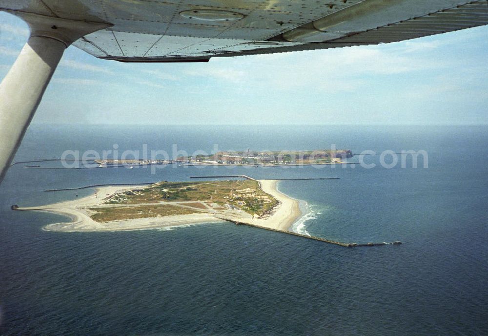 Helgoland from the bird's eye view: Blick auf die nördlichste Insel Deutschlands. Sie ist zwar Teil des deutschen Wirtschaftsgebiets, gehört aber weder zum Zollgebiet der Europäischen Union noch zum deutschen Steuergebiet.Vorn die Düne mit Flugplatz, dahinter die Hauptinsel.