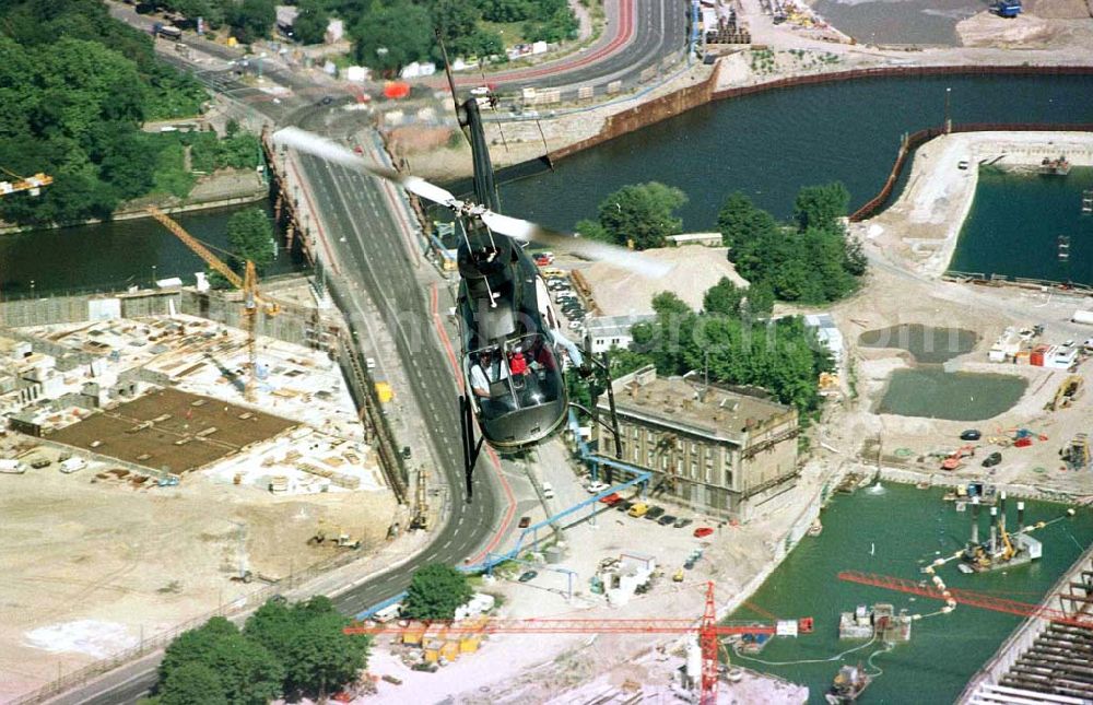 Berlin - Tiergarten from above - Helikopter über der Baustelle Spreebogen .