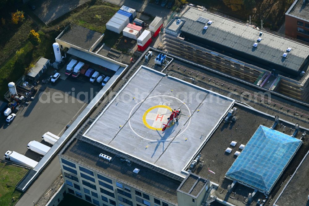 Berlin from the bird's eye view: Helicopter landing pad - airfield for helicopters on the grounds of the Helios Klinikum Berlin-Buch on Schwanebecker Chaussee in the Buch district of Berlin, Germany