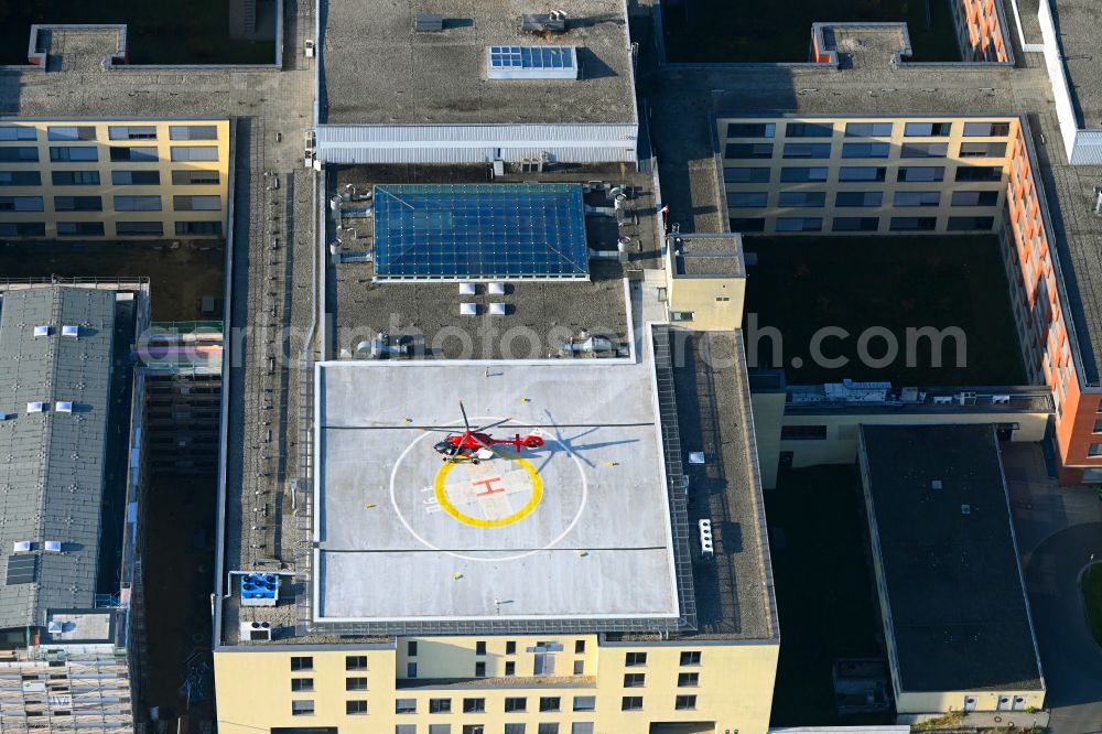 Aerial photograph Berlin - Helicopter landing pad - airfield for helicopters on the grounds of the Helios Klinikum Berlin-Buch on Schwanebecker Chaussee in the Buch district of Berlin, Germany