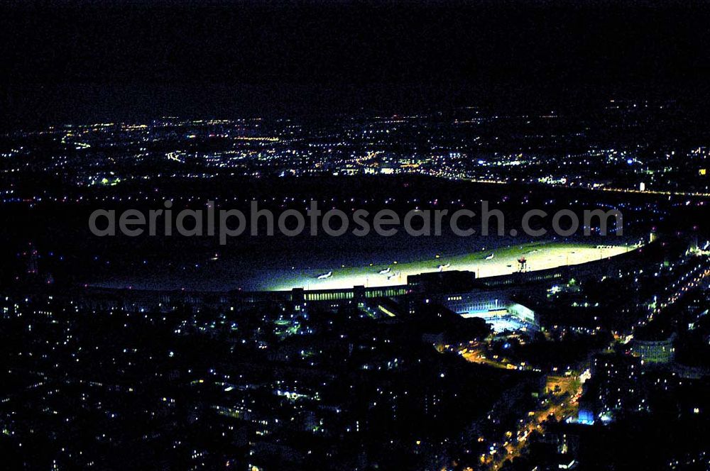 Aerial photograph Berlin - Helikopterlandeanflug auf den Flughafen Berlin - Tempelhof.