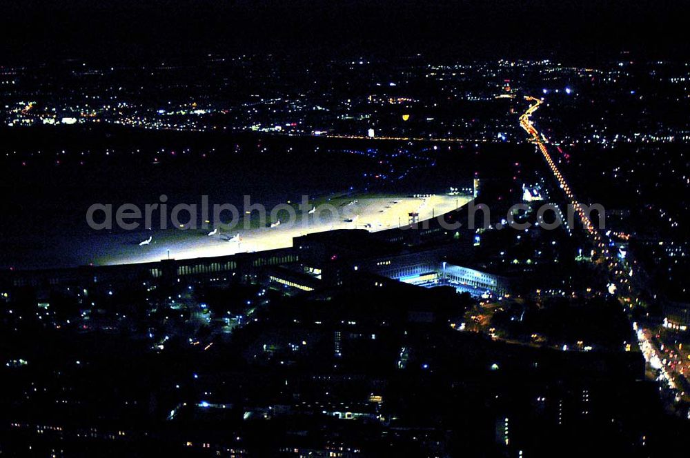 Berlin from the bird's eye view: Helikopterlandeanflug auf den Flughafen Berlin - Tempelhof.