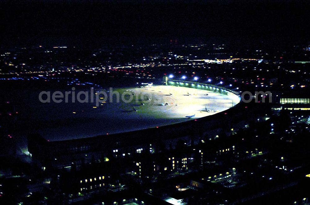 Aerial image Berlin - Helikopterlandeanflug auf den Flughafen Berlin - Tempelhof.