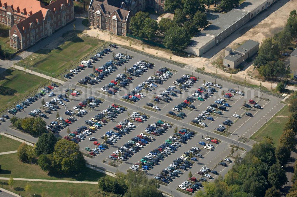 Aerial image Berlin - Blick auf einen Parkplatz am Helios Klinikum / Krankenhaus in Berlin-Buch.