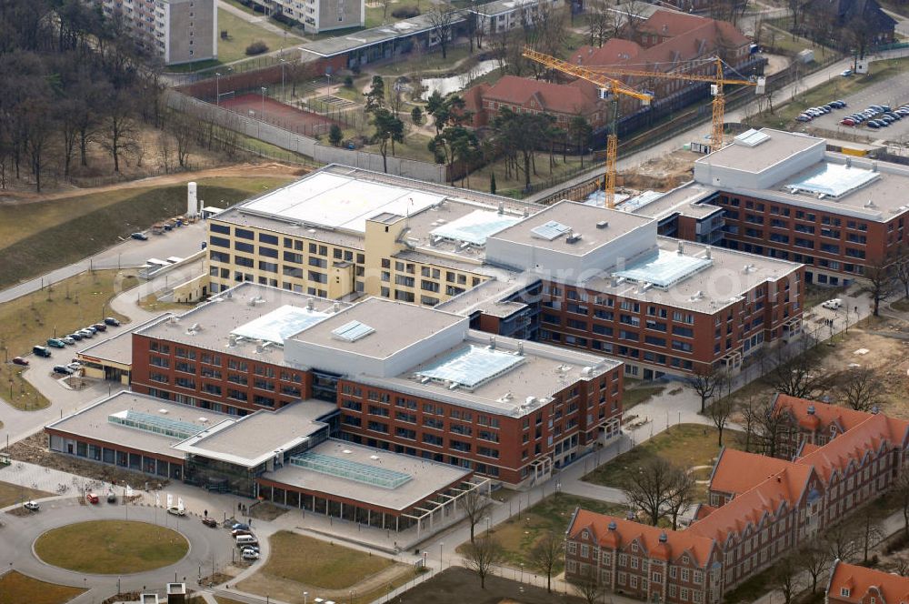 Berlin from above - Berlin 16.2.2008 Blick auf das Helios-Klinikum Berlin-Buch. Das Helios Klinikum Berlin-Buch ist eine Klinik an der Schwanebecker Chaussee im Ortsteil Buch des Berliner Bezirks Pankow. Es wurde auf dem Gelände der Heilanstalten in Berlin-Buch errichtet, die von 1898 bis 1930 entstanden sind. Das Helios Klinikum Berlin-Buch wurde für über 200 Millionen Euro gebaut, und Mitte Juli 2007 eröffnet. Es ist ein Klinikum der Maximalversorgung mit über eintausend Betten. Im Hintergrund zu sehen, die Bauarbeiten zum letzten Trakt. Zentrale: Helios Kliniken GmbH, Friedrichstr. 136, 10117 Berlin, Tel.: 030/521321-0