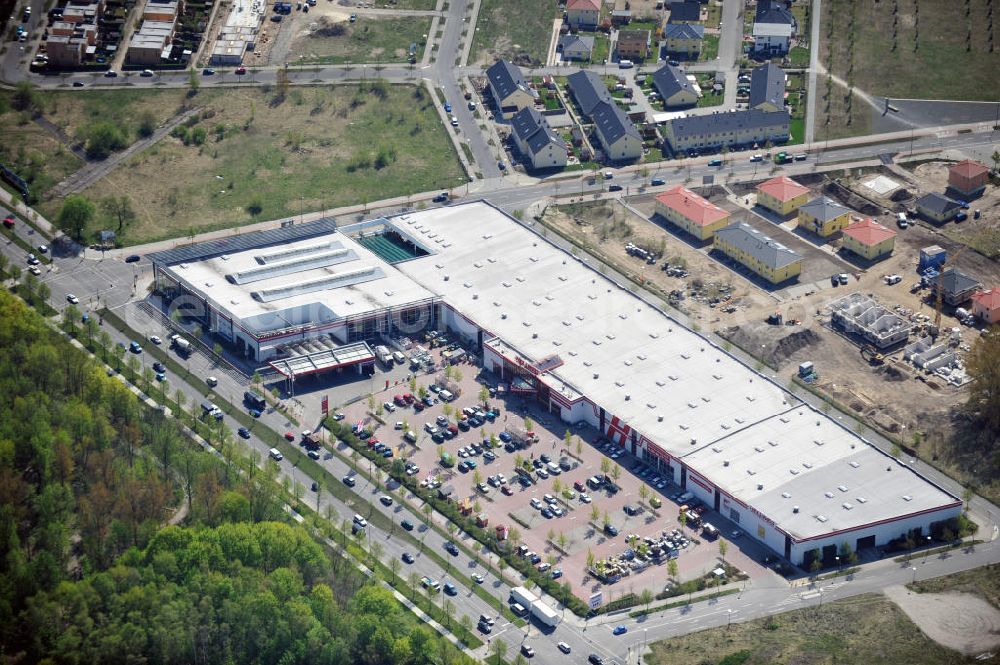 Aerial image Berlin - Hellweg Baumarkt mit Gartencenter und Zoomarkt in Berlin-Biesdorf an der Straße Alt Biesdorf 38. DIY market Hellweg in Berlin-Biesdorf.