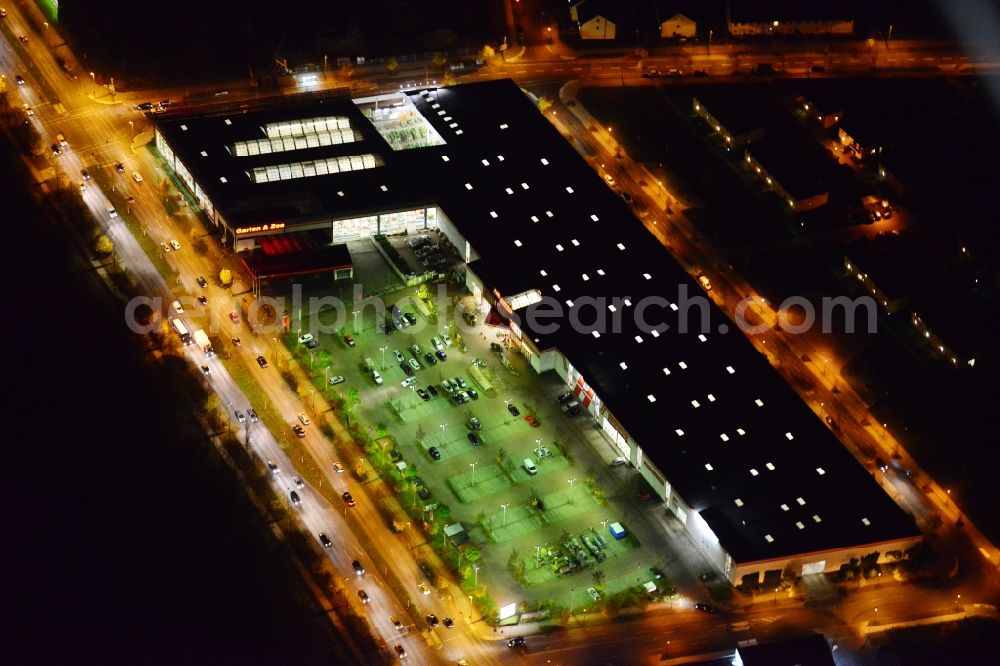 Berlin from above - Hellweg construction market at the Apollofalterallee at night in Biesdorf in Berlin