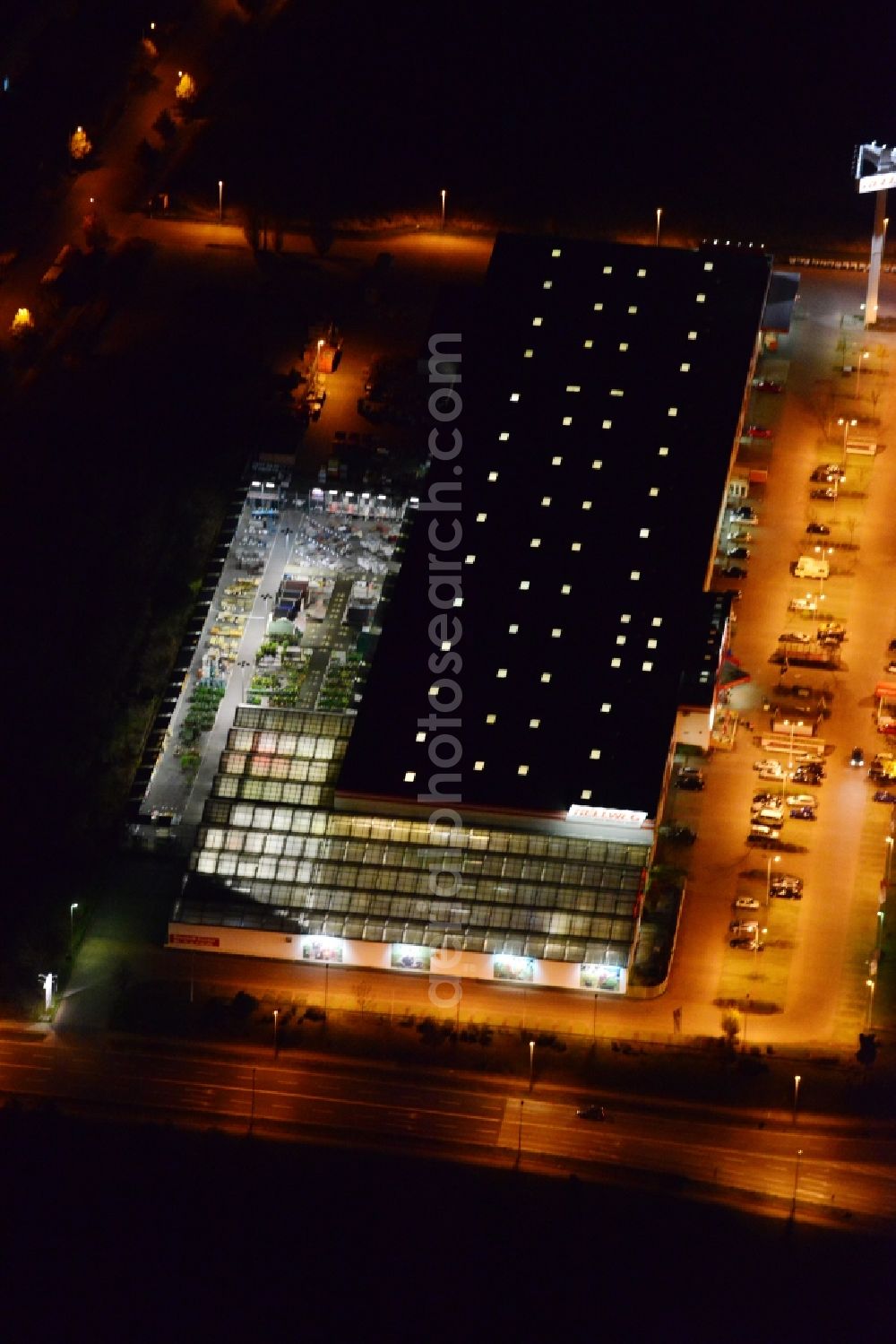 Aerial photograph Hoppegarten - Hellweg construction market at the Handwerkerstrasse in Hoppegarten in the state of Brandenburg