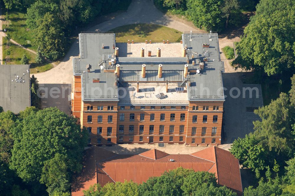 Aerial image Potsdam - Blick auf die Bibliothek des Wissenschaftsparks Albert Einstein im Helmert-Haus auf dem Potsdamer Telegrafenberg. Neben der Bibliothek dient das Haus des ehemaligen Geodätischen Institut Potsdams auch dem GeoForschungsZentrum Potsdam.