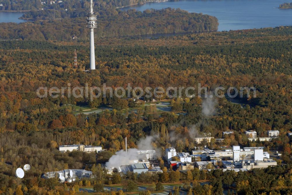 Berlin from above - Wannsee Blick auf das Helmholtz-Zentrum Berlin für Materialien und Energie (ehem. Hahn-Meitner-Institut Berlin) in Berlin Wannsee. Es ist ein naturwissenschaftliches Foschungszentrum in den Breichen Solarenergie, Struktur der Materie und Gesundheit. Außerdem betreibt es die Landessammelstelle für radioaktive Abfälle des Landes Berlin. Im Hintergrund ist der Fernmeldeturm Berlin-Schäferberg zu sehen. Im Funkturm sind diverse Rundfunksender untergebracht, für die Öffentlichkeit ist er jedoch nicht zugänglich. Kontakt: Helmholtz-Zentrum Berlin für Materialien und Energie GmbH, Glienicker Straße 100 14109 Berlin, Tel. +49(0)30 8062 0, Fax +49(0)30 8062 2181, Email: info@helmholtz-berlin.de