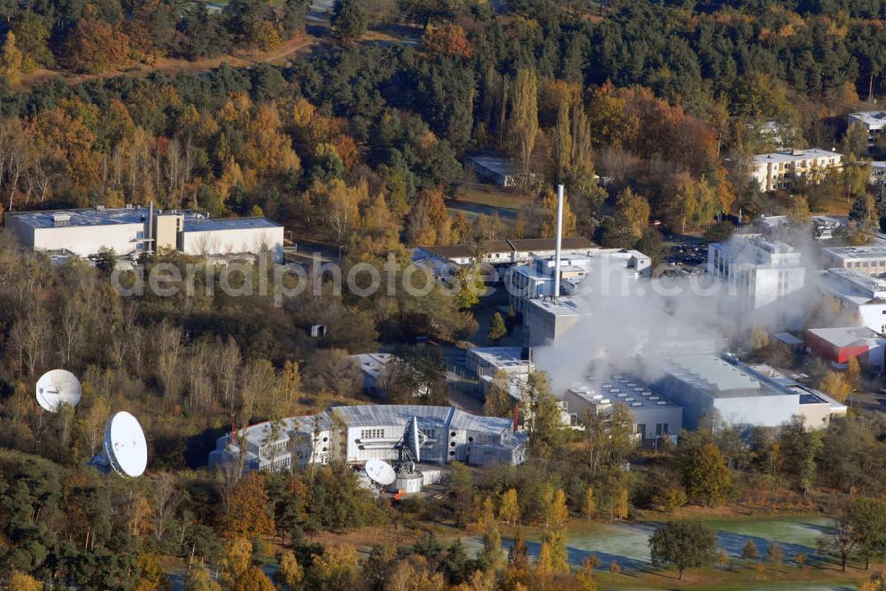 Berlin from the bird's eye view: Wannsee Blick auf das Helmholtz-Zentrum Berlin für Materialien und Energie (ehem. Hahn-Meitner-Institut Berlin) in Berlin Wannsee. Es ist ein naturwissenschaftliches Foschungszentrum in den Breichen Solarenergie, Struktur der Materie und Gesundheit. Außerdem betreibt es die Landessammelstelle für radioaktive Abfälle des Landes Berlin. Kontakt: Helmholtz-Zentrum Berlin für Materialien und Energie GmbH, Glienicker Straße 100 14109 Berlin, Tel. +49(0)30 8062 0, Fax +49(0)30 8062 2181, Email: info@helmholtz-berlin.de