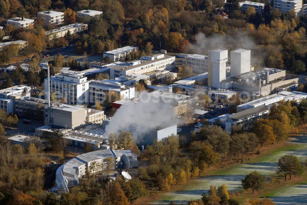 Aerial photograph Berlin - Wannsee Blick auf das Helmholtz-Zentrum Berlin für Materialien und Energie (ehem. Hahn-Meitner-Institut Berlin) in Berlin Wannsee. Es ist ein naturwissenschaftliches Foschungszentrum in den Breichen Solarenergie, Struktur der Materie und Gesundheit. Außerdem betreibt es die Landessammelstelle für radioaktive Abfälle des Landes Berlin. Kontakt: Helmholtz-Zentrum Berlin für Materialien und Energie GmbH, Glienicker Straße 100 14109 Berlin, Tel. +49(0)30 8062 0, Fax +49(0)30 8062 2181, Email: info@helmholtz-berlin.de