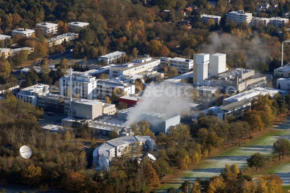 Berlin from above - Wannsee Blick auf das Helmholtz-Zentrum Berlin für Materialien und Energie (ehem. Hahn-Meitner-Institut Berlin) in Berlin Wannsee. Es ist ein naturwissenschaftliches Foschungszentrum in den Breichen Solarenergie, Struktur der Materie und Gesundheit. Außerdem betreibt es die Landessammelstelle für radioaktive Abfälle des Landes Berlin. Kontakt: Helmholtz-Zentrum Berlin für Materialien und Energie GmbH, Glienicker Straße 100 14109 Berlin, Tel. +49(0)30 8062 0, Fax +49(0)30 8062 2181, Email: info@helmholtz-berlin.de