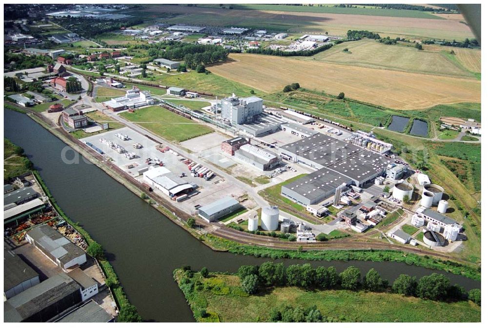 Genthin from above - 22.08.2004, Waschmittelwerk der HENKEL AG (SPEE-Werk) in Genthin - Sachsen - Anhalt. Postanschrift: Ziegeleistraße 56, 39307 Genthin oder Postfach 11 43, 39301 Genthin,Tel.: ++49 (0) 39 33 8 85-0, Fax: ++49 (0) 39 33 8 85-2 01