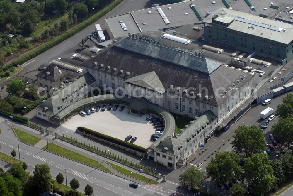 Aerial photograph Wiesbaden - Blick auf den Sitz von Henkell & Söhnlein in Wiesbaden. Die Henkell & Söhnlein Sektkellereien KG gehört zur Dr. August Oetker KG. Nachdem sich zunächst die Sektkellerei Henkell & Co. und die Söhnlein Rheingold KG eigenständig entwickelt hatten, fusionierten die einstigen Konkurrenten 1987 zu den Henkell & Söhnlein Sektkellereien KG mit Sitz auf Henkellsfeld in Wiesbaden-Biebrich. Kontakt: Biebricher Allee 142, 65187 Wiesbaden, Tel.: 0611 63-208, E-Mail: presseservice@henkell-soehnlein.de