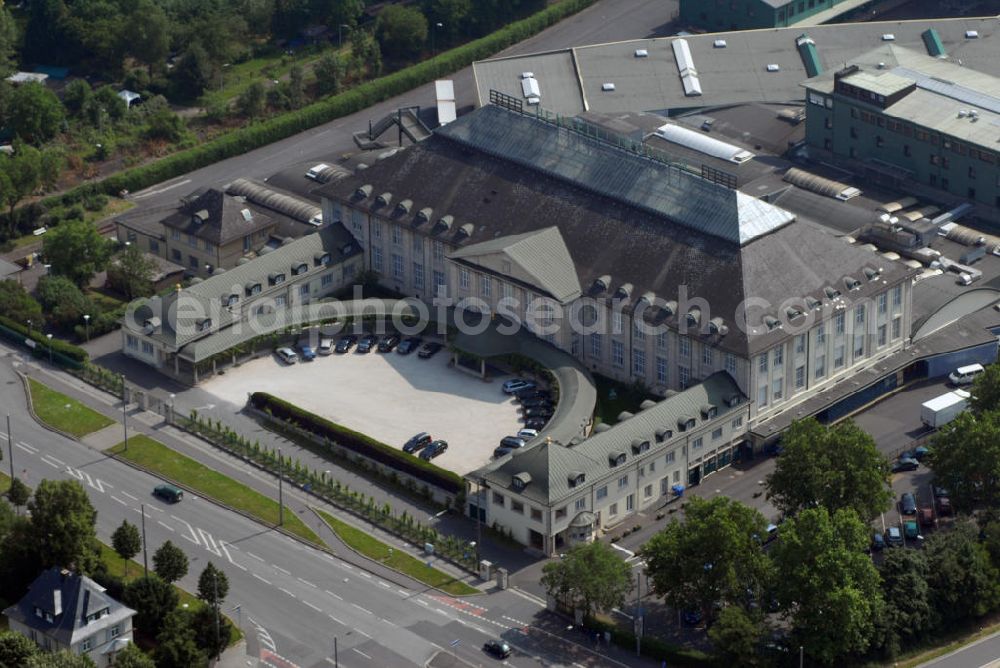 Wiesbaden from above - Blick auf den Sitz von Henkell & Söhnlein in Wiesbaden. Die Henkell & Söhnlein Sektkellereien KG gehört zur Dr. August Oetker KG. Nachdem sich zunächst die Sektkellerei Henkell & Co. und die Söhnlein Rheingold KG eigenständig entwickelt hatten, fusionierten die einstigen Konkurrenten 1987 zu den Henkell & Söhnlein Sektkellereien KG mit Sitz auf Henkellsfeld in Wiesbaden-Biebrich. Kontakt: Biebricher Allee 142, 65187 Wiesbaden, Tel.: 0611 63-208, E-Mail: presseservice@henkell-soehnlein.de