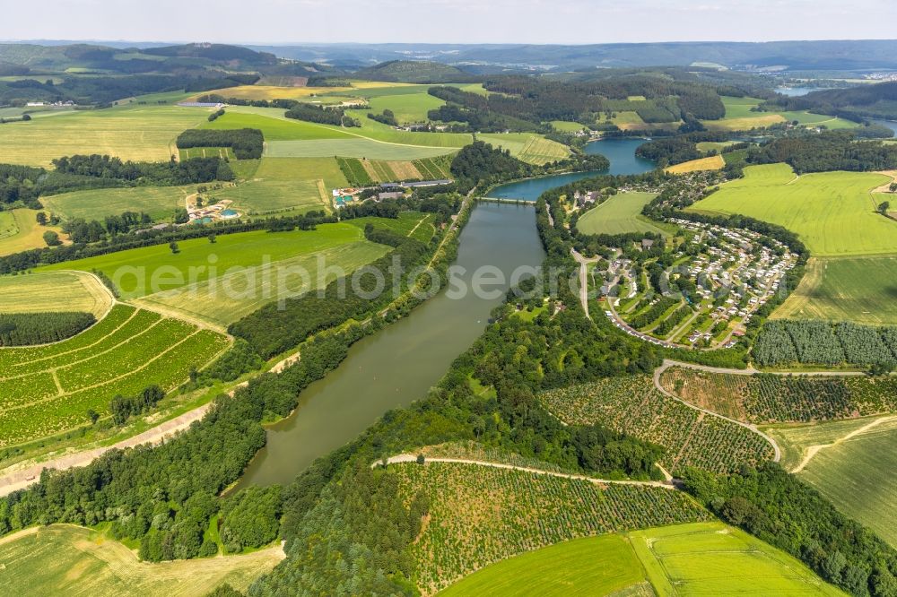 Mielinghausen from the bird's eye view: Lake Hennesee at the Hennedam near Enkhausen in the Sauerland region in North Rhine-Westphalia