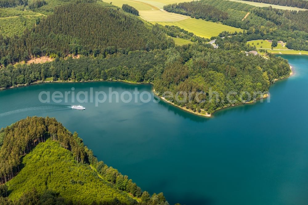 Mielinghausen from the bird's eye view: Lake Hennesee at the Hennedam near Enkhausen in the Sauerland region in North Rhine-Westphalia