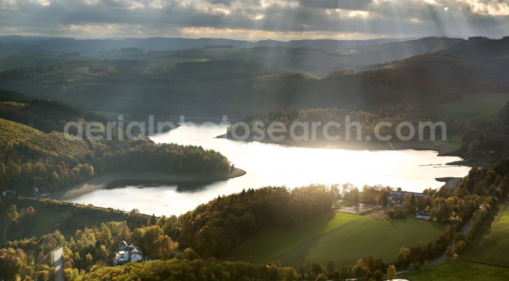 Meschede from the bird's eye view: Lake Hennesee at the Hennedam near Meschede in the Sauerland region in North Rhine-Westphalia