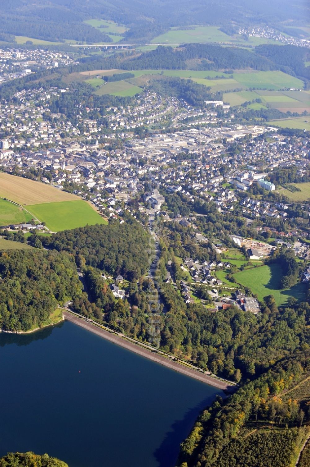 Aerial image Meschede - View of the Henne dam in Meschede in the state North Rhine-Westphalia. The dam is located in the nature park Homert and dams the water of the Henne