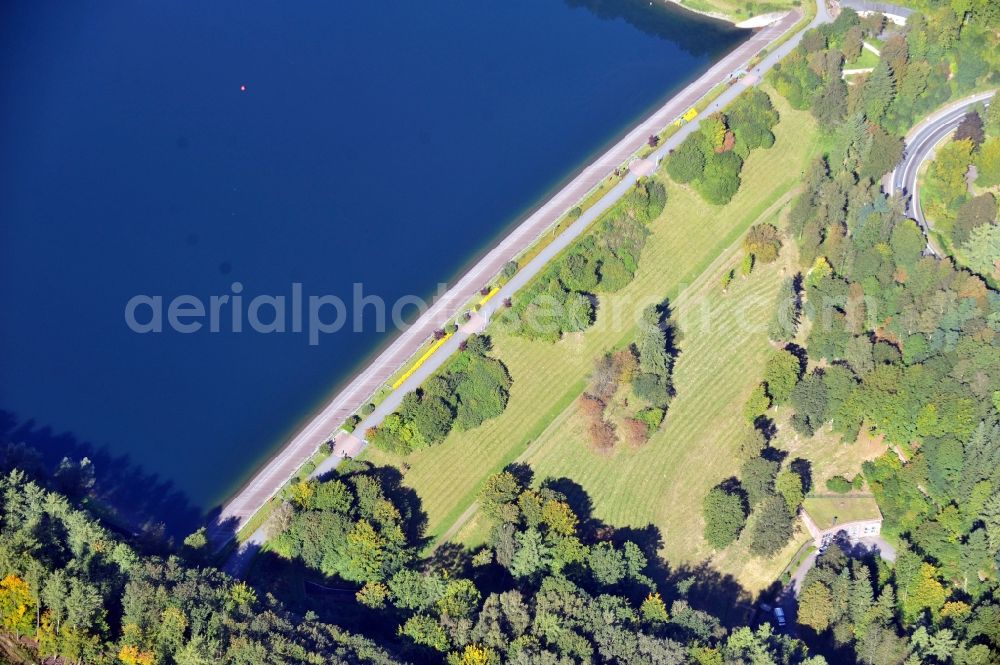 Meschede from the bird's eye view: View of the Henne dam in Meschede in the state North Rhine-Westphalia. The dam is located in the nature park Homert and dams the water of the Henne