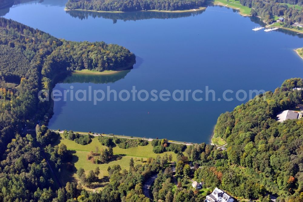 Aerial photograph Meschede - View of the Henne dam in Meschede in the state North Rhine-Westphalia. The dam is located in the nature park Homert and dams the water of the Henne