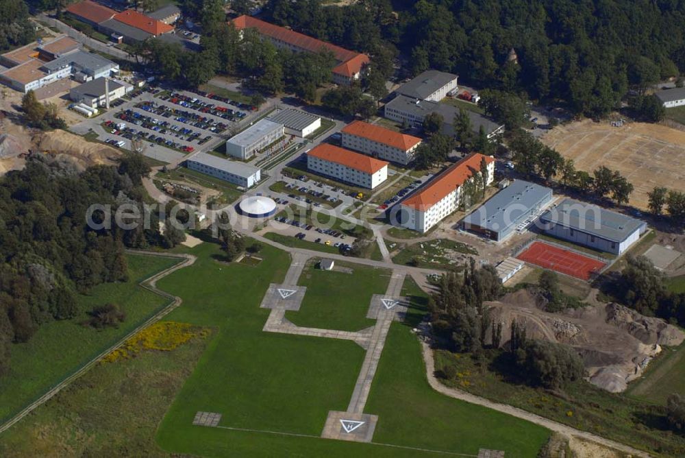 Geltow from the bird's eye view: Blick auf die Henning-von-Tresckow- Kaserne. Alle Einsätze deutscher Streitkräfte nationalen oder multinational werden grundsätzlich vom Einsatzführungskommando in Geltow bei Potsdam geplant und geführt. Es ist damit die operative Führungsebene der Bundeswehr und gibt als einzige Dienststelle der Bundeswehr nationale Weisungen an die Führer der Kontingente in den Einsatzgebieten.