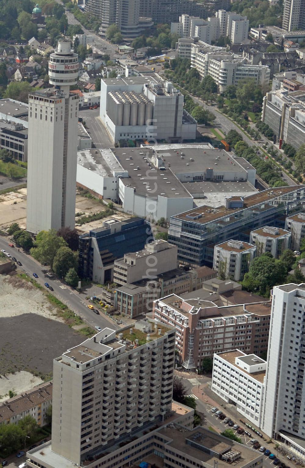 Frankfurt am Main from above - Blick auf das Gelände der ehemaligen Henninger Brauerei im Frankfurter Stadtteil Sachsenhausen. Das Gelände soll in den kommenden Jahren mit Büros und Wohnungen bebaut werden, die Zukunft des seit Jahren leerstehenden Frankfurter Wahrzeichens Henninger Turms (rechts) ist noch ungeklärt. Rechts hinten die Binding-Brauerei sowie mittig der Hauptsitz des Süßwarenherstellers Ferrero. View of the site of the former Henninger brewery in the Sachsenhausen district of Frankfurt. The area will be built with offices and apartments, the future of the landmark of Frankfurt, the Henninger Tower (right), is still unclear. Right in the background the Binding Brewery and in the center the headquarters of the confectionery manufacturer Ferrero.