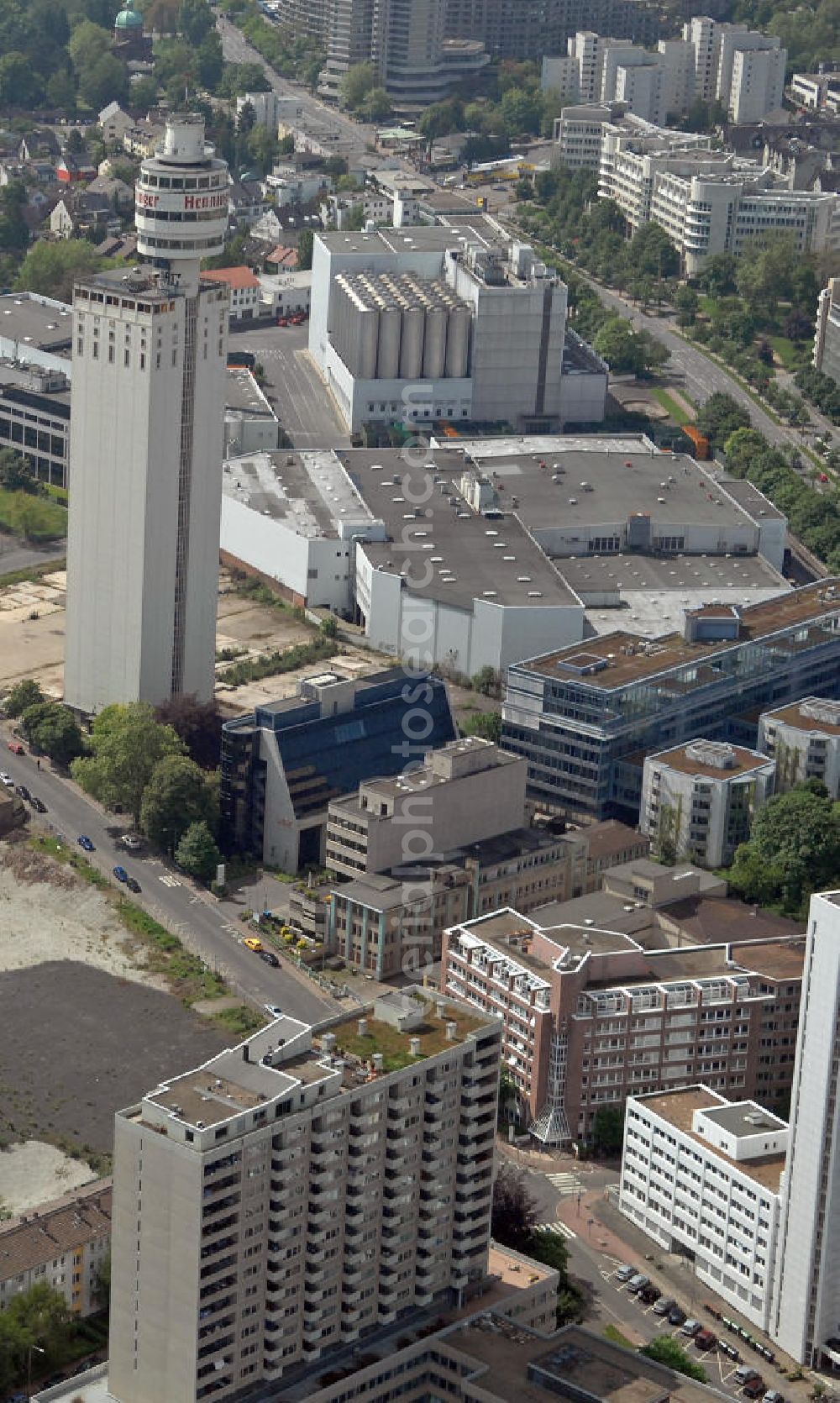 Aerial image Frankfurt am Main - Blick auf das Gelände der ehemaligen Henninger Brauerei im Frankfurter Stadtteil Sachsenhausen. Das Gelände soll in den kommenden Jahren mit Büros und Wohnungen bebaut werden, die Zukunft des seit Jahren leerstehenden Frankfurter Wahrzeichens Henninger Turms (rechts) ist noch ungeklärt. Rechts hinten die Binding-Brauerei sowie mittig der Hauptsitz des Süßwarenherstellers Ferrero. View of the site of the former Henninger brewery in the Sachsenhausen district of Frankfurt. The area will be built with offices and apartments, the future of the landmark of Frankfurt, the Henninger Tower (right), is still unclear. Right in the background the Binding Brewery and in the center the headquarters of the confectionery manufacturer Ferrero.