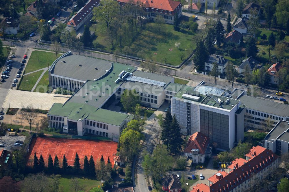 Berlin Dahlem from above - Der Henry Ford Bau in der Garystraße in Berlin Dahlem gehört zum Gelände der Freien Universität, FU, Berlin. In ihm befindet sich unter an derem das Audimax der Universität, die Geowissenschaften sowie die Universitätsbibliothek mit dazugehörigem Magazinturm. Momentan wird die Glasfassade des Turms renoviert. The Henry Ford building is located in Garystraße and belongs to the campus of the FU Freie Universitaet Berlin. It accomodates the main auditorium as well as the university library. In the tower there are 9 floors of stacks and the glass facade is going to be renovated.