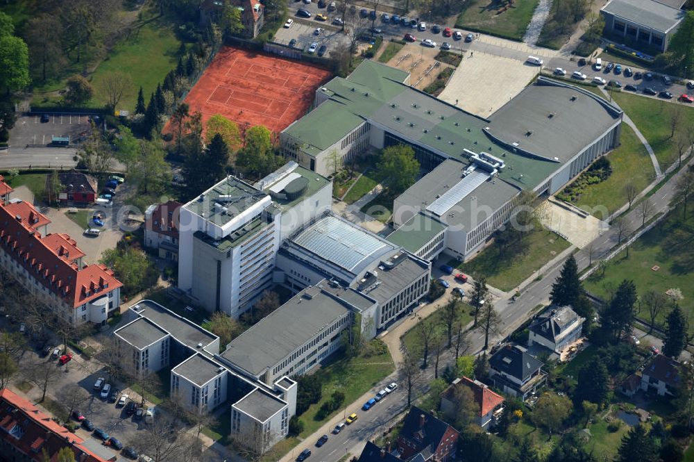 Berlin Dahlem from the bird's eye view: Der Henry Ford Bau in der Garystraße in Berlin Dahlem gehört zum Gelände der Freien Universität, FU, Berlin. In ihm befindet sich unter an derem das Audimax der Universität, die Geowissenschaften sowie die Universitätsbibliothek mit dazugehörigem Magazinturm. Momentan wird die Glasfassade des Turms renoviert. The Henry Ford building is located in Garystraße and belongs to the campus of the FU Freie Universitaet Berlin. It accomodates the main auditorium as well as the university library. In the tower there are 9 floors of stacks and the glass facade is going to be renovated.