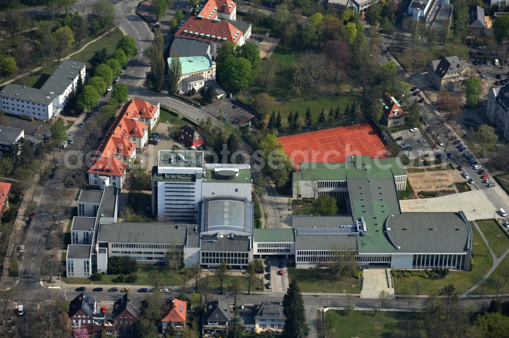 Aerial image Berlin Dahlem - Der Henry Ford Bau in der Garystraße in Berlin Dahlem gehört zum Gelände der Freien Universität, FU, Berlin. In ihm befindet sich unter an derem das Audimax der Universität, die Geowissenschaften sowie die Universitätsbibliothek mit dazugehörigem Magazinturm. The Henry Ford building is located in Garystraße and belongs to the campus of the FU Freie Universitaet Berlin. It accomodates the main auditorium as well as the university library. In the tower there are 9 floors of stacks.