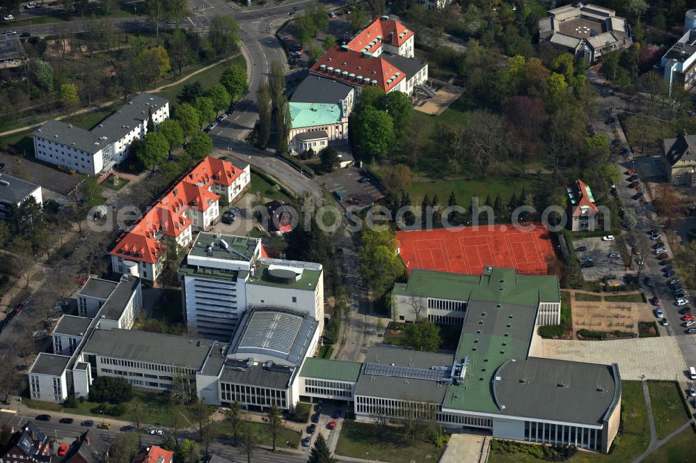 Aerial photograph Berlin Dahlem - Der Henry Ford Bau in der Garystraße in Berlin Dahlem gehört zum Gelände der Freien Universität, FU, Berlin. In ihm befindet sich unter an derem das Audimax der Universität, die Geowissenschaften sowie die Universitätsbibliothek mit dazugehörigem Magazinturm. The Henry Ford building is located in Garystraße and belongs to the campus of the FU Freie Universitaet Berlin. It accomodates the main auditorium as well as the university library. In the tower there are 9 floors of stacks.