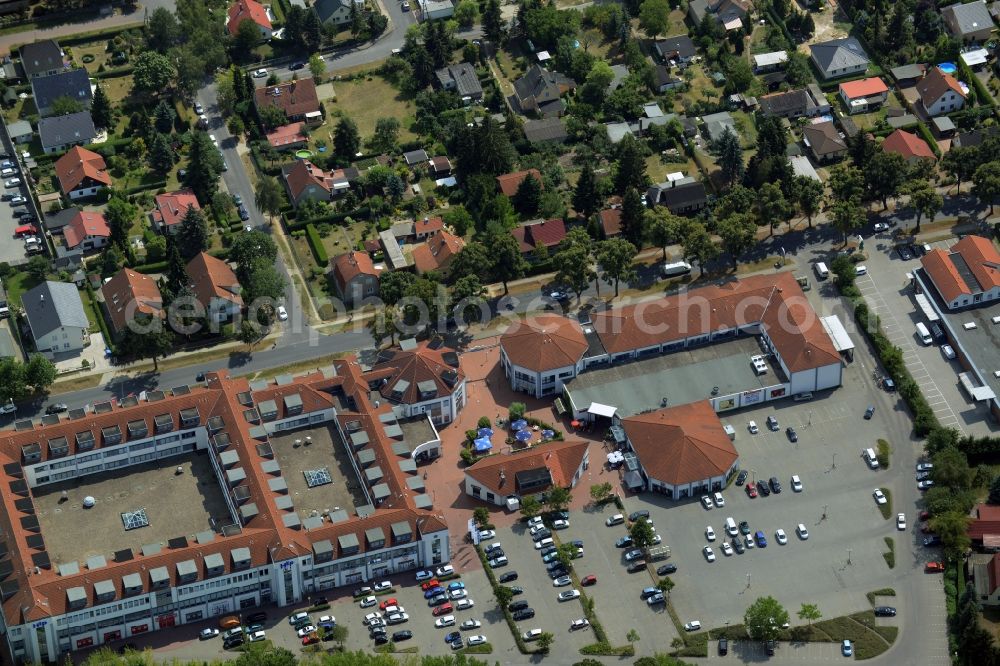 Aerial photograph Hoppegarten - HEP Hoenow shopping mall in the West of Hoppegarten in the state of Brandenburg. The shopping mall consists of a building complex and parking lot amidst a residential area on Mahsdorfer Strasse