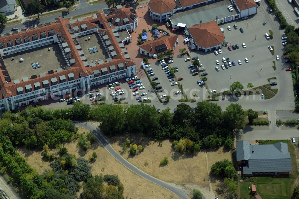 Hoppegarten from the bird's eye view: HEP Hoenow shopping mall in the West of Hoppegarten in the state of Brandenburg. The shopping mall consists of a building complex and parking lot amidst a residential area on Mahsdorfer Strasse