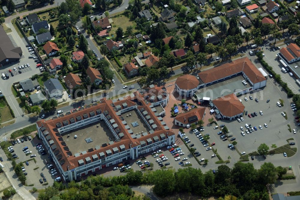 Aerial image Hoppegarten - HEP Hoenow shopping mall in the West of Hoppegarten in the state of Brandenburg. The shopping mall consists of a building complex and parking lot amidst a residential area on Mahsdorfer Strasse