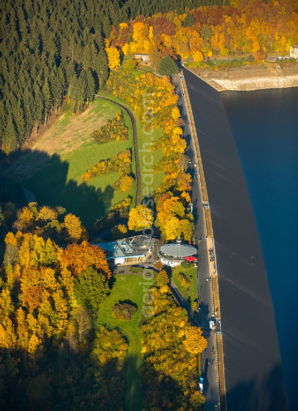 Attendorn from above - Dam and shore areas at the lake Bigge in Attendorn in the state North Rhine-Westphalia