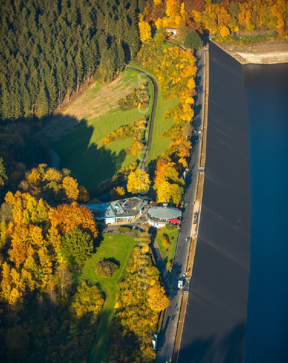 Attendorn from the bird's eye view: Dam and shore areas at the lake Bigge in Attendorn in the state North Rhine-Westphalia