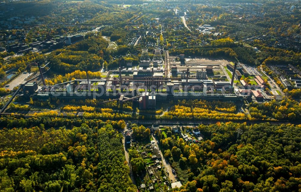 Essen from the bird's eye view: The coke oven plant Zollverein in Essen in the industrial area of Ruhrgebiet in the state of North Rhine-Westphalia. The site was considered as the most modern in Europe and is UNESCO world heritage site today. Due to the steel crisis, the compound was closed and is a protected building today