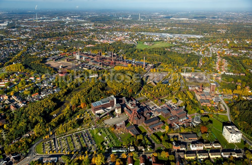 Aerial photograph Essen - The coke oven plant Zollverein in Essen in the industrial area of Ruhrgebiet in the state of North Rhine-Westphalia. The site was considered as the most modern in Europe and is UNESCO world heritage site today. Due to the steel crisis, the compound was closed and is a protected building today