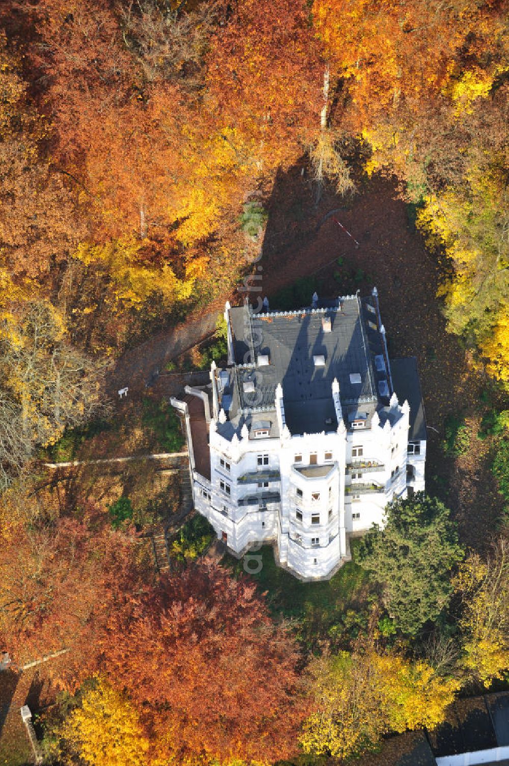 Gera from the bird's eye view: Autumn mood on the villa Brehme also called confectioners villa, built by the architect Fritz Köberlein in 1895-97, in Gera in Thuringia