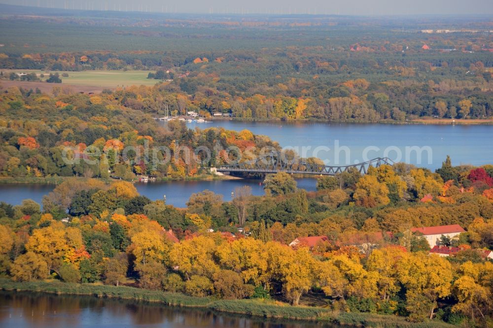 Brandenburg Havel from the bird's eye view: Autumn view of the district Kirchmöser and the surrounding Wend lake and Plauer lake as well as the Seegartenbrücke in Brandenburg upon Havel in the federal state Brandenburg. The Seegartenbrücke connects the districts Kirchmöser and Plaue with each other