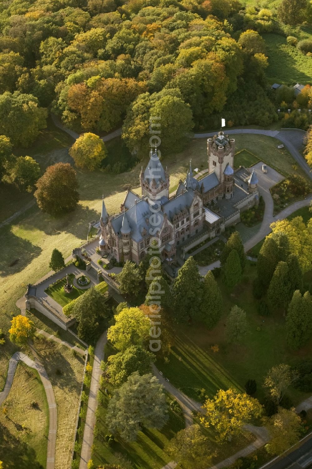 Aerial photograph Königswinter - Autumn view of Castle Dragon Castle upon Rhine in Königswinter in the federal state North Rhine-Westphalia. The opened to the public restored and renovated castle is monument protected and operated by the Schloss Drachenburg gGmbH.