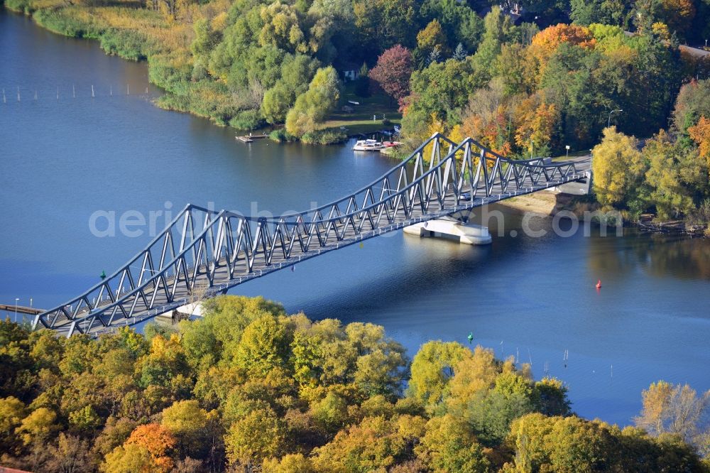 Brandenburg Havel from above - Autumn view at the Seegartenbrücke in the district Kirchmöser in Brandenburg upon Havel in the federal state Brandenburg. The Seegartenbrücke connects the districts Kirchmöser and Plaue with each other