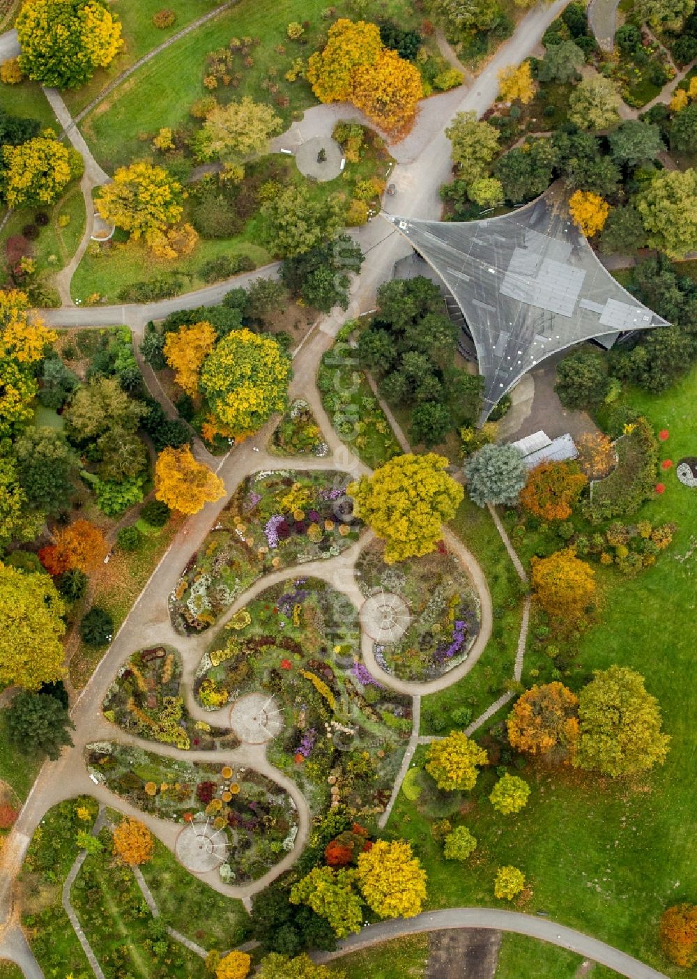 Dortmund from above - Autumn view on throughout the season colored flower beds and the solar sail in Westfalenpark in Dortmund in the federal state North Rhine-Westphalia