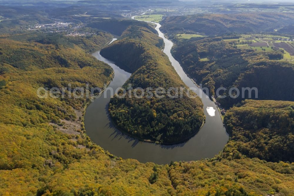 Mettlach from the bird's eye view: Herbst - Landschaft mit Blick auf die Saarschleife in der nähe des Ortsteils Orscholz in Mettlach im Bundesland Saarland. Die im drei Ländereck Deutschland, Frankreich und Luxemburg gelegene Saarschleife ist ein Natur- und Landschaftsschutzgebiet.// Autumn view of the Saar loop near the district Orscholz in Mettlach in the federal state Saarland. In the three border triangle of Germany, France and Luxembourg located Saarschleife is a nature and landscape protection area.