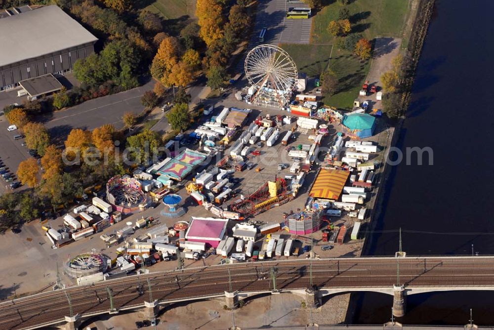 Dresden from above - Blick auf das Herbstfest auf dem Festplatz an der Marienbrücke, die die westliche Altstadt (Wilsdruffer Vorstadt) und die westliche Innere Neustadt über die Elbe hinweg verbindet.