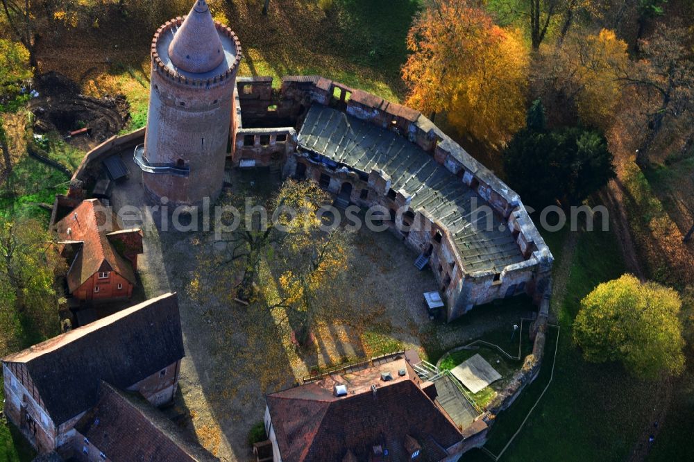 Aerial photograph Burg Stargard - Autumn scenery at the Burg Stargard in the state of Mecklenburg-Western Pomerania. The landmark of the city of the same name is the oldest secular building in Mecklenburg - Western Pomerania and the northernmost preserved hilltop castle in Germany